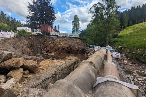Die Reste der alten Uferbefestigung lassen die künftige Lage des Widerlagers erkennen. | 17.06.2024 | Foto: Jörg Müller Die Reste der alten Uferbefestigung lassen die künftige Lage des Widerlagers erkennen.