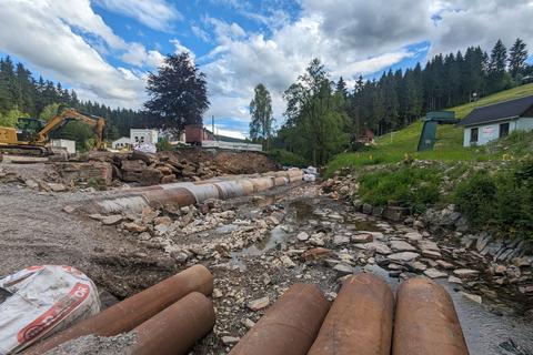 Die Sohle des Gewässers ist durch die Wasserhaltung weitgehend trocken gelegt. | 17.06.2024 | Foto: Jörg Müller Die Sohle des Gewässers ist durch die Wasserhaltung weitgehend trocken gelegt.