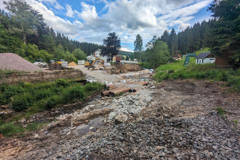 Von der Ufermauer auf der Wolkensteiner Seite ist noch Betonbruch übrig. | 17.06.2024 | Foto: Jörg Müller Von der Ufermauer auf der Wolkensteiner Seite ist noch Betonbruch übrig.