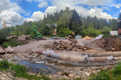 Panoramaansicht vom Ski-Hang auf die Baustelle. | 17.06.2024 | Foto: Jörg Müller Panoramaansicht vom Ski-Hang auf die Baustelle.