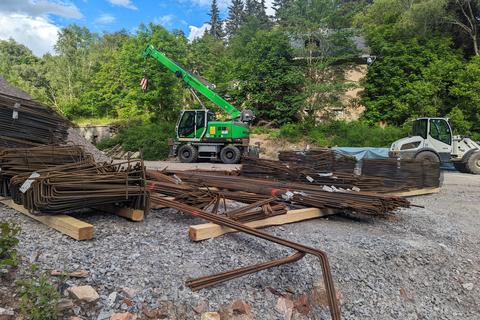 Der Bewehrungsstahl wird in Kürze für den Aufbau der Widerlager benötigt. | 17.06.2024 | Foto: Jörg Müller Der Bewehrungsstahl wird in Kürze für den Aufbau der Widerlager benötigt.
