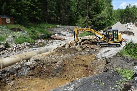 Nach Freigabe der Baugrube durch den Baugrundgutachter sind noch Markierungen angebracht worden, um den Arbeitsbereich für das Fundament noch etwas zu vergrößern. | 18.06.2024 | Foto: Thomas Poth Nach Freigabe der Baugrube durch den Baugrundgutachter sind noch Markierungen angebracht worden, um den Arbeitsbereich für das Fundament noch etwas zu vergrößern.