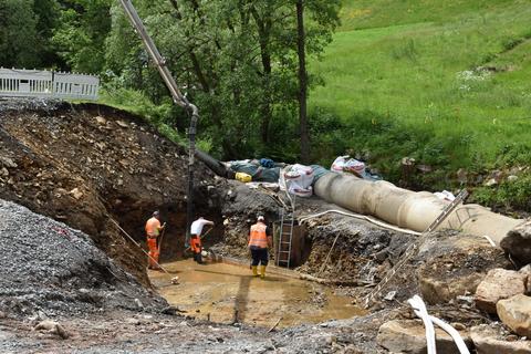 Zum Abschluss der Arbeitswoche bekommt die Baugrube des Jöhstädter Widerlagers eine erste Betonschicht als Trennung zum Untergrund. | 20.06.2024 | Foto: Thomas Poth Zum Abschluss der Arbeitswoche bekommt die Baugrube des Jöhstädter Widerlagers eine erste Betonschicht als Trennung zum Untergrund.