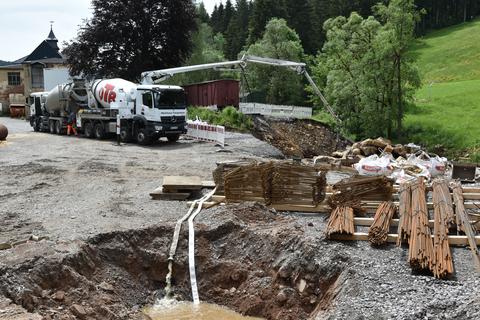 Mit einer Betonpumpe wird der Beton bereitgestellt. | 20.06.2024 | Foto: Thomas Poth Mit einer Betonpumpe wird der Beton bereitgestellt.