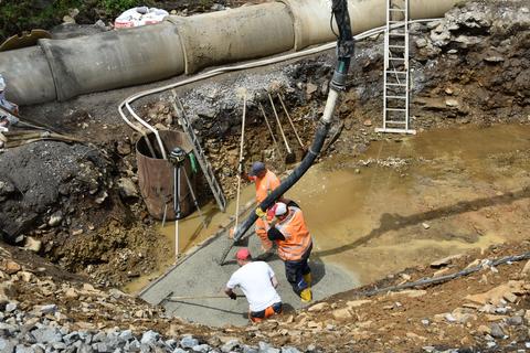 Mit exakter Messung mittels Laser wird die Höhe der Sauberkeitsschicht bestimmt. Übers Wochenende kann der Beton austrocknen, so dass in der kommenden Woche am Fundament weitergearbeitet werden kann. | 20.06.2024 | Foto: Thomas Poth Mit exakter Messung mittels Laser wird die Höhe der Sauberkeitsschicht bestimmt. Übers Wochenende kann der Beton austrocknen, so dass in der kommenden Woche am Fundament weitergearbeitet werden kann.
