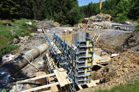Der Neuaufbau hat nun auf beiden Brückenseiten begonnen, im Vordergrund wächst Schritt für Schritt die Verschalung des neuen Widerlagers auf der Jöhstädter Seite. | 09.07.2024 | Foto: Thomas Poth Der Neuaufbau hat nun auf beiden Brückenseiten begonnen, im Vordergrund wächst Schritt für Schritt die Verschalung des neuen Widerlagers auf der Jöhstädter Seite.