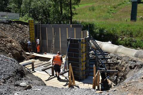 Zunächst wird für das Widerlager ein Gerüst aus Schalungsplatten aufgebaut. | 09.07.2024 | Foto: Thomas Poth Zunächst wird für das Widerlager ein Gerüst aus Schalungsplatten aufgebaut.