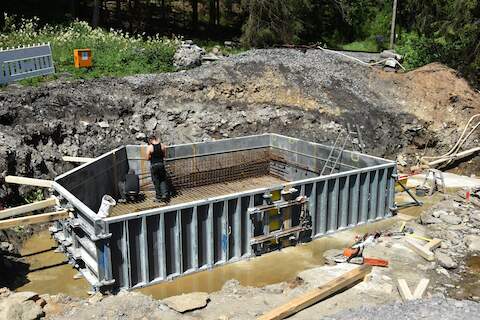Währenddessen wird in der aufgebauten Fundamenteinschalung am Bewehrungsgeflecht gearbeitet, dass bereits zur Mitte der Woche abgenommen werden konnte. | 09.07.2024 | Foto: Thomas Poth Währenddessen wird in der aufgebauten Fundamenteinschalung am Bewehrungsgeflecht gearbeitet, dass bereits zur Mitte der Woche abgenommen werden konnte.