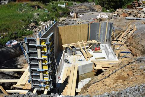 An den Innenseiten der Schalungspanele werden Holzbretter befestigt, die der Außenkontur des Widerlagerbetons dann eine sichtbare Maserung verpassen soll, | 09.07.2024 | Foto: Thomas Poth An den Innenseiten der Schalungspanele werden Holzbretter befestigt, die der Außenkontur des Widerlagerbetons dann eine sichtbare Maserung verpassen soll,