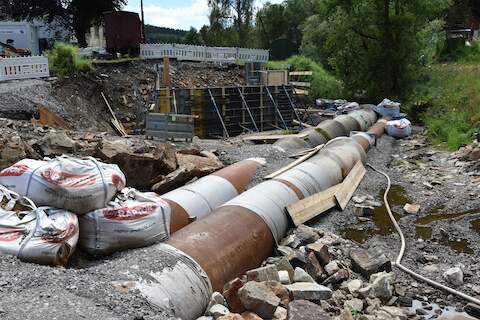 Weiterhin wird das Schwarzwasser im Bereich der Brückenbaustelle durch zwei große Rohre kanalisiert. | 13.07.2024 | Foto: Thomas Poth Weiterhin wird das Schwarzwasser im Bereich der Brückenbaustelle durch zwei große Rohre kanalisiert.