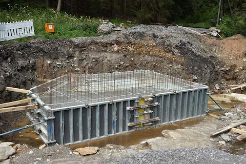 Das Fundament des künftigen Wolkensteiner Widerlagers ist betoniert. | 13.07.2024 | Foto: Thomas Poth Das Fundament des künftigen Wolkensteiner Widerlagers ist betoniert.