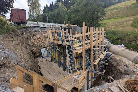 Am Mittwoch der zehnten Arbeitswoche ist das Widerlager auf der Jöhstädter Seite fertig eingeschalt und die Bewehrung wurde durch den Sachverständigen abgenommen. | 24.07.2024 | Foto: Jörg Müller Am Mittwoch der zehnten Arbeitswoche ist das Widerlager auf der Jöhstädter Seite fertig eingeschalt und die Bewehrung wurde durch den Sachverständigen abgenommen.