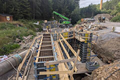 Blick über die Widerlagermauer entlang der Gleisachse. | 24.07.2024 | Foto: Jörg Müller Blick über die Widerlagermauer entlang der Gleisachse.