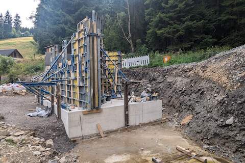 Der Aufbau der Verschalung des Widerlagers auf der Wolkensteiner Seite ist sichtbar vorangeschritten. | 24.07.2024 | Foto: Jörg Müller Der Aufbau der Verschalung des Widerlagers auf der Wolkensteiner Seite ist sichtbar vorangeschritten.