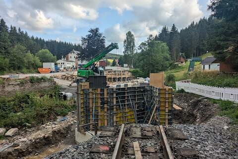 Im Vordergrund die Verschalung des Wolkensteiner Widerlagers, 35 Meter weiter die Verschalung des Jöhstädter Widerlagers. | 24.07.2024 | Foto: Jörg Müller Im Vordergrund die Verschalung des Wolkensteiner Widerlagers, 35 Meter weiter die Verschalung des Jöhstädter Widerlagers.