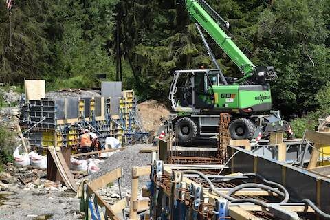 Mit dem Kran werden die Schalplatten für den Aufbau der Widerlagerverschalung bereitgestellt. | 25.07.2024 | Foto: Thomas Poth Mit dem Kran werden die Schalplatten für den Aufbau der Widerlagerverschalung bereitgestellt.