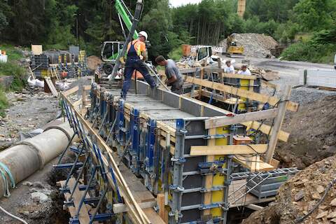 Die Flügelmauer zum Schwarzwasser ist bereits mit Beton gefüllt. | 26.07.2024 | Foto: Thomas Poth Die Flügelmauer zum Schwarzwasser ist bereits mit Beton gefüllt.
