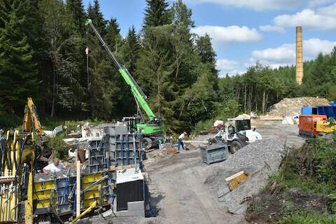 Am Jöhstädter Widerlager wird für die Kappe die Verschalung angebaut. | 20.08.2024 | Foto: Thomas Poth Am Jöhstädter Widerlager wird für die Kappe die Verschalung angebaut.