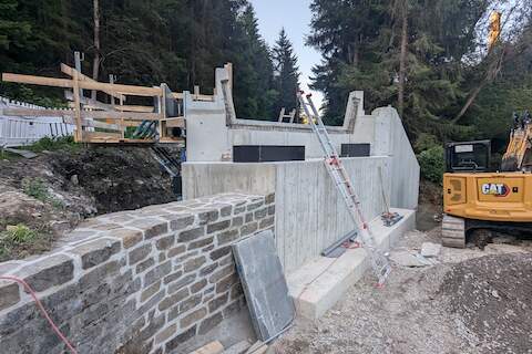 Der Anschluss des Wolkensteiner Widerlagers an die Natursteinmauer der Uferbefestigung ist wiederhergestellt. | 22.08.2024 | Foto: Jörg Müller Der Anschluss des Wolkensteiner Widerlagers an die Natursteinmauer der Uferbefestigung ist wiederhergestellt.