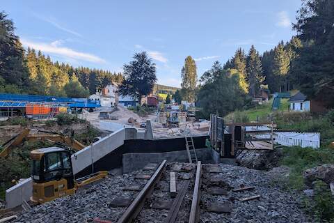 Blick entlang der Gleisachse zum Bahnhof Schlössel. | 22.08.2024 | Foto: Jörg Müller Blick entlang der Gleisachse zum Bahnhof Schlössel.