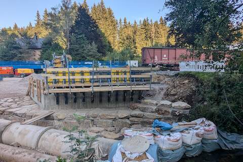 Für die letzten Betonierarbeiten am Jöhstädter Widerlager sind die seitlichen Kappen zum Betonieren eingeschalt. | 22.08.2024 | Foto: Jörg Müller Für die letzten Betonierarbeiten am Jöhstädter Widerlager sind die seitlichen Kappen zum Betonieren eingeschalt.