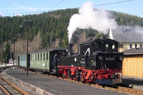 30.04.2005. Abfahrbereiter Zug mit 99 1542-2 im Bahnhof Schmalzgrube nach Steinbach. Foto: Jörg Müller | 30.04.2005 30.04.2005. Abfahrbereiter Zug mit 99 1542-2 im Bahnhof Schmalzgrube nach Steinbach. Foto: Jörg Müller