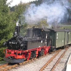 30.04.2005. Einfahrt des Personenzuges mit 99 1542 an der Spitze in den Bahnhof Schmalzgrube. Foto: Jörg Müller