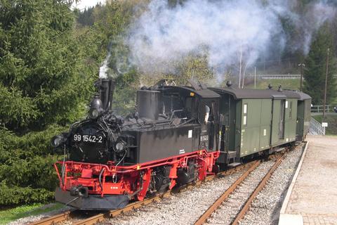 30.04.2005. Einfahrt des Personenzuges mit 99 1542 an der Spitze in den Bahnhof Schmalzgrube. Foto: Jörg Müller | 30.04.2005 30.04.2005. Einfahrt des Personenzuges mit 99 1542 an der Spitze in den Bahnhof Schmalzgrube. Foto: Jörg Müller