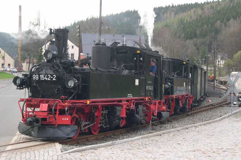 30.04.2005. 99 1542-2 als Vorspannlok vor einem Zug nach Jöhstadt. Foto: Jörg Müller