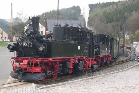 30.04.2005. 99 1542-2 als Vorspannlok vor einem Zug nach Jöhstadt. Foto: Jörg Müller | 30.04.2005 30.04.2005. 99 1542-2 als Vorspannlok vor einem Zug nach Jöhstadt. Foto: Jörg Müller