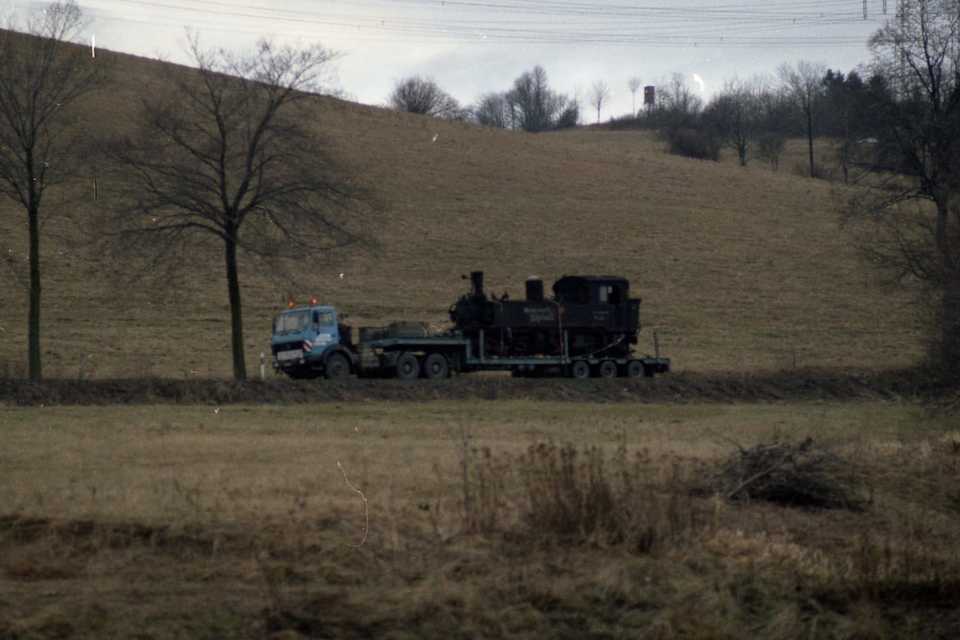 10.01.1992. Der Transport mit der ersten Dampflok für die Preßnitztalbahn nach Jöhstadt. Foto: Jörg Müller
