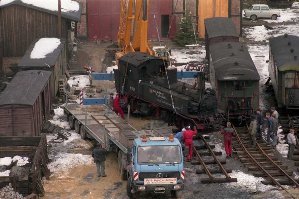 10.1.1992. Der Kran setzt die Lok auf die ersten Gleisstücke vor dem Lokschuppen. Foto: Jörg Müller