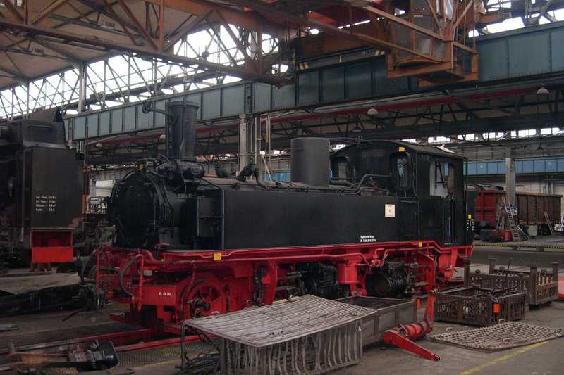 99 1542-2 wartet im Dampflokwerk Meiningen auf den Beginn der Arbeiten zur Hauptuntersuchung.