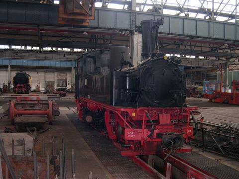 12.05.2006. Die Lok steht in der Lokrichthalle des Dampflokwerkes Meiningen auf dem 750-mm-Schmalspurgleisstand. Foto: Jörg Müller
