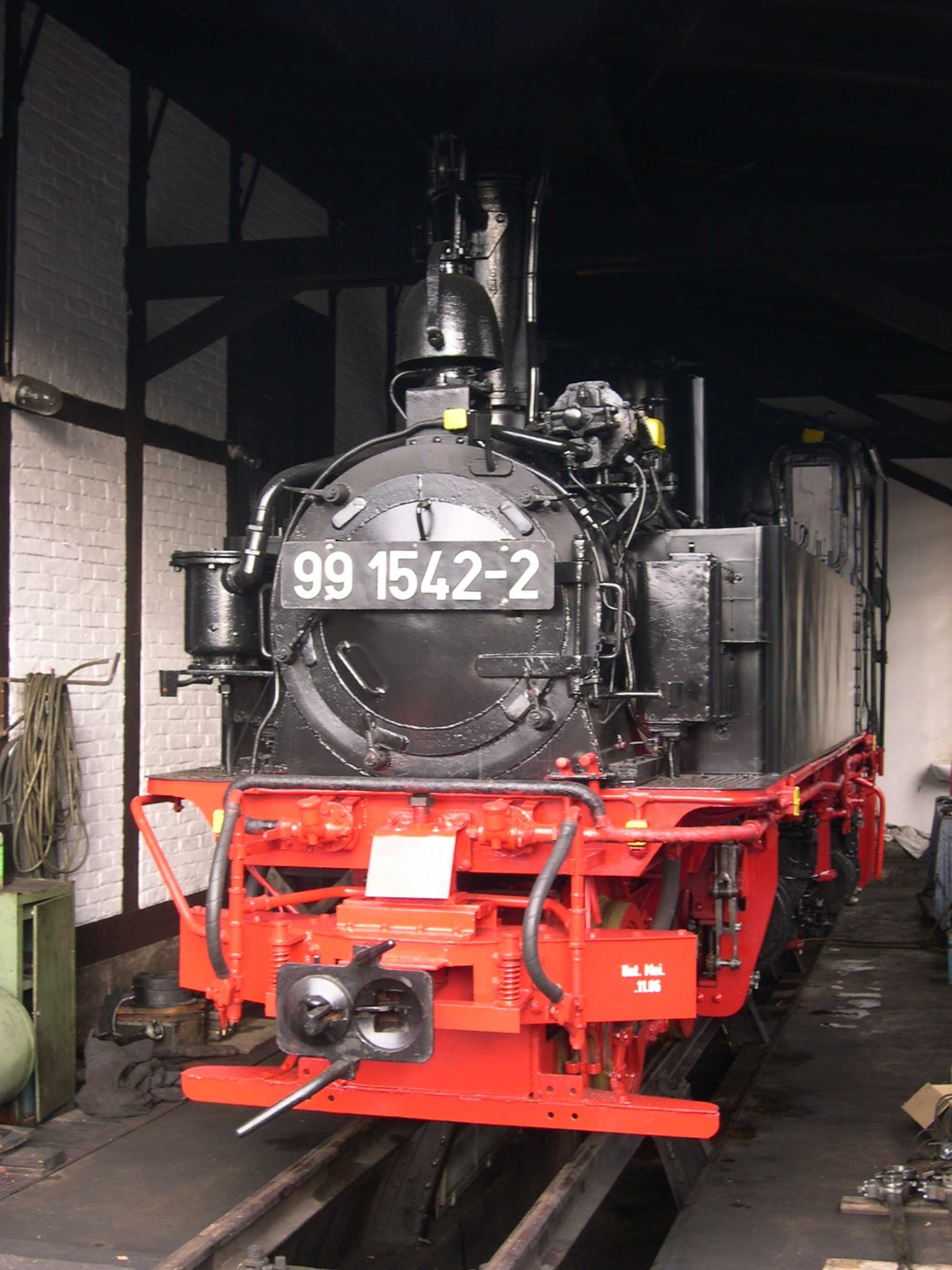 Nach der Rückkehr von der Hauptuntersuchung im Dampflokwerk Meiningen wird die IV K 99 1542-2 im Lokschuppen Jöhstadt für die Lastprobefahrt vorbereitet.