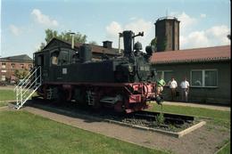 28.07.1992. Noch steht die Lok auf einem kurzen Gleisstück im Innenhof des Reichsbahnausbesserungswerkes Leipzig-Engelsdorf. Foto: Jörg Müller