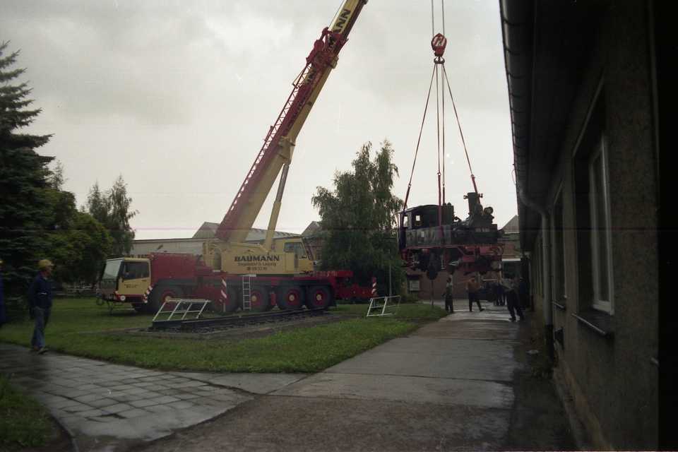 13.08.1992. Im ersten Schritt wird die Lok vom Sockelgleis auf den Weg gestellt. Foto: Jörg Müller