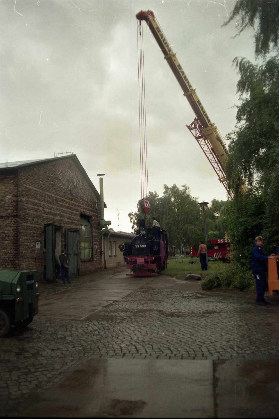 13.08.1992. Erster Schritt für die Lok - die halb auf dem Rasen halb auf dem Weg hier doch etwas ungewöhnlich wirkt. Foto: Jörg Müller