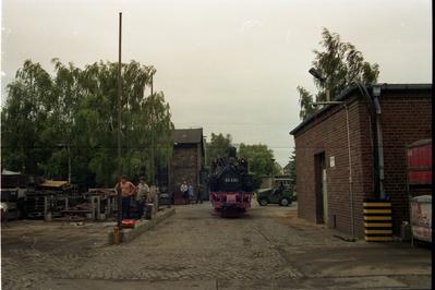13.08.1992. Der zweite „Abstellplatz“ für die Lok auf der gepflasterten Werksstraße. Foto: Sammlung Jörg Müller