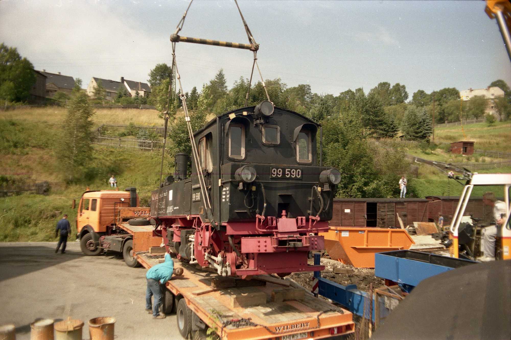 20.8.1992. Abladen der 99 1590-1 vom Tieflader - die Lok erreicht wieder die Gleise von Jöhstadt. Foto: Jörg Müller
