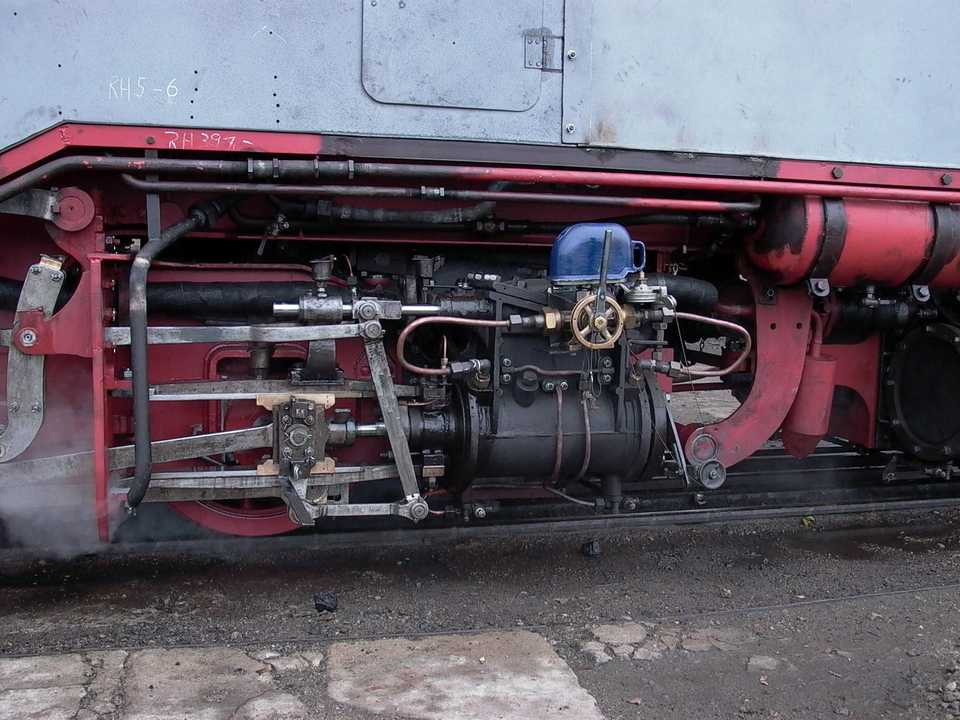 26.11.2003. Am rechten Hochdruckzylinder der Lok ist das Indiziergerät installiert. Foto: Steffen Buhler