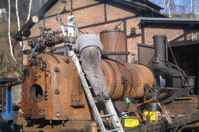 Durch den Kesselschweißer des Dampflokwerkes Meiningen werden am Kessel der IV K 99 1590 letzte Arbeiten vor der Druckprobe ausgeführt.