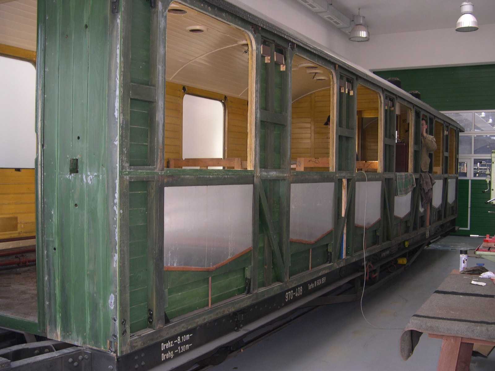 13.03.2007. Die Bleche sind komplett demontiert, jetzt wird schrittweise der hölzerne Wagenkasten aufgearbeitet. Foto: Jörg Müller