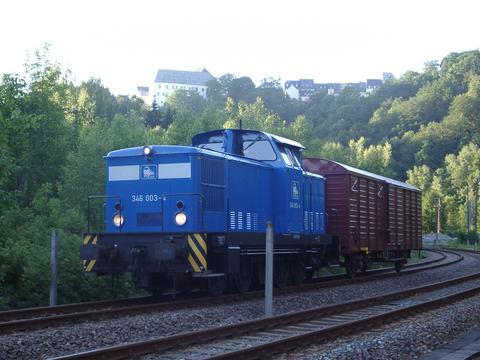 Die V60 der Press GmbH passiert Wolkenstein in Richtung Annaberg mit dem neuen Güterwagen für die Museumsbahn am Haken.