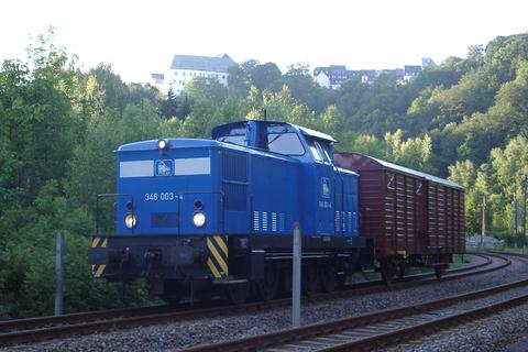 Die V60 der Press GmbH passiert Wolkenstein in Richtung Annaberg mit dem neuen Güterwagen für die Museumsbahn am Haken.