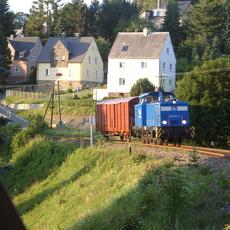 Die Überführungsfahrt des Hbs-Regelspurgüterwagens für die Museumsbahn bei Schönfeld-Wiesa.