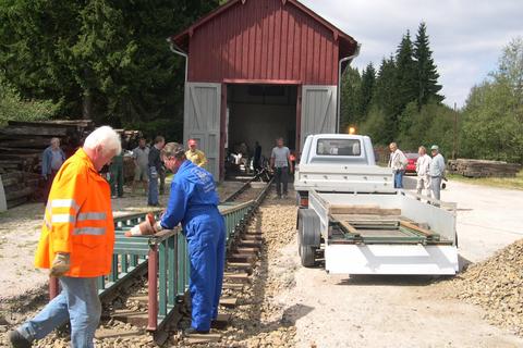 27.08.2003. Die Rampe steht fast vollständig vor dem Carlsfelder Lokschuppen aufgebaut. Foto: Jörg Müller