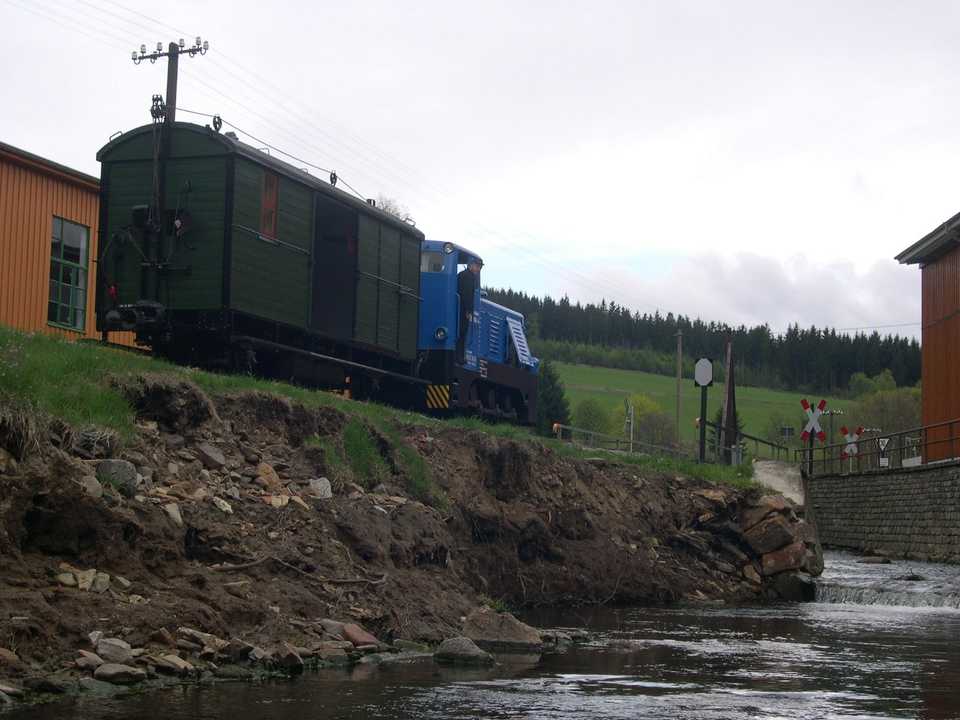 Durch die Beschädigung der Uferböschung war die Standsicherheit des Bahndammes beeinträchtigt worden, so dass zeitweilig eine Langsamfahrstelle eingerichtet werden musste, was für eine Aufnahme von V10C 199 008 und 97-30-06 genutzt werden konnte.