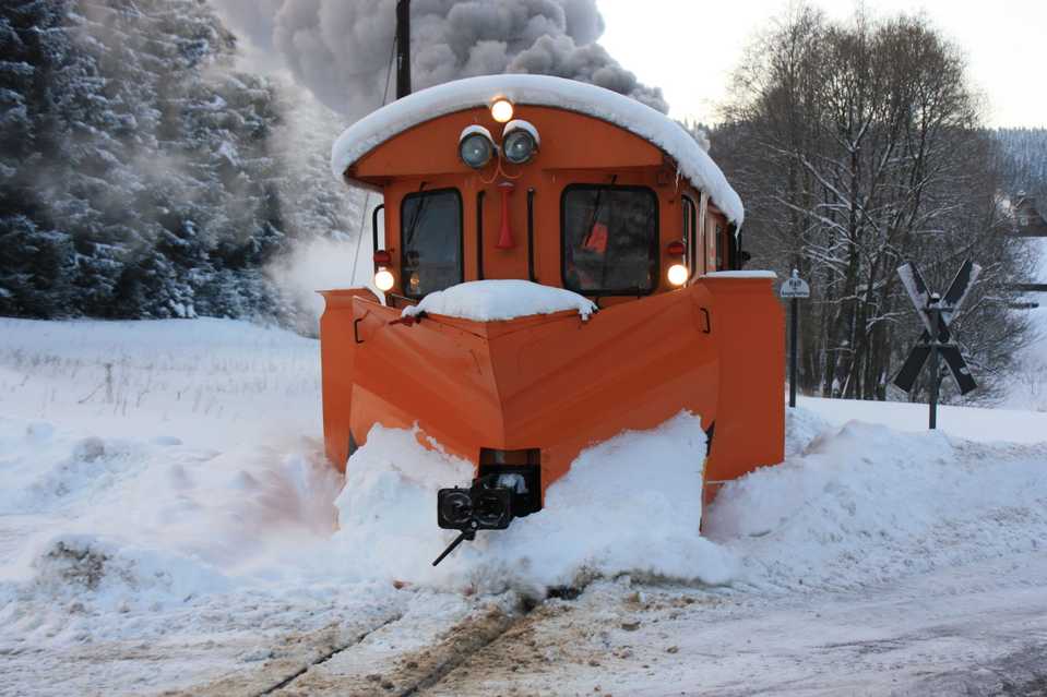 Schneeberäumung am Bahnübergang in Schlössel.