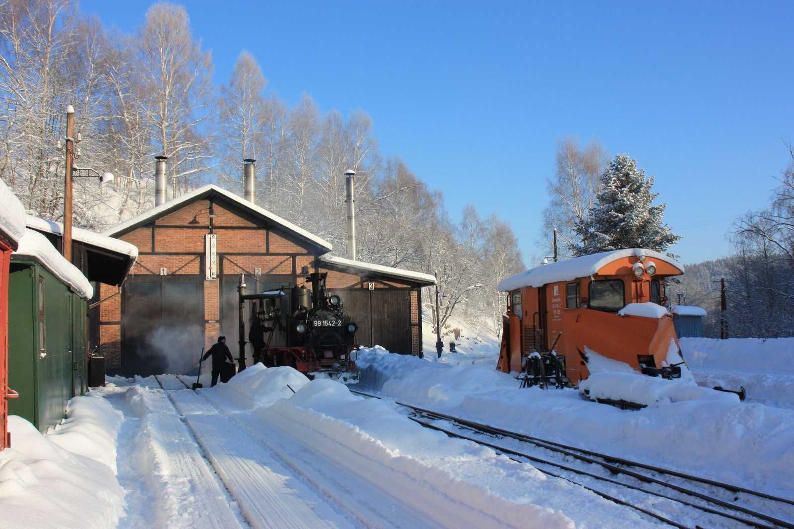 Nach getaner Arbeit wieder in Jöhstadt - die Lok wird für den Tageseinsatz vor den Personenzügen vorbereitet.